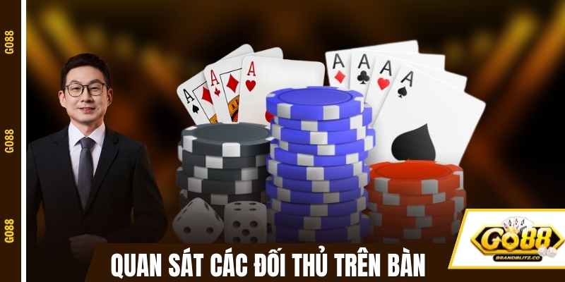 Quan sát các đối thủ trên bàn để thay đổi chiến thuật